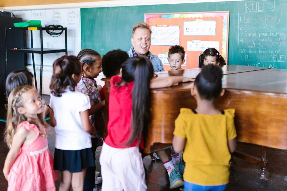 Profesoară îndrumând un grup de copii așezați în jurul unui pian la ora de muzică