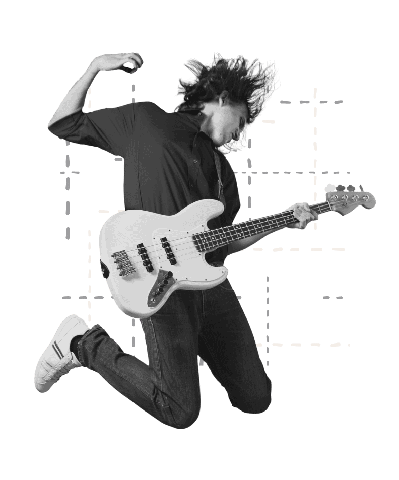 Basist VOLTAJ Academy sărind cu chitara bass